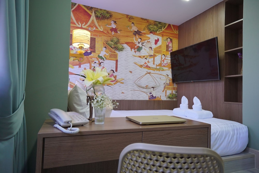 THE QUBE FIFTY HOTEL 30/50
