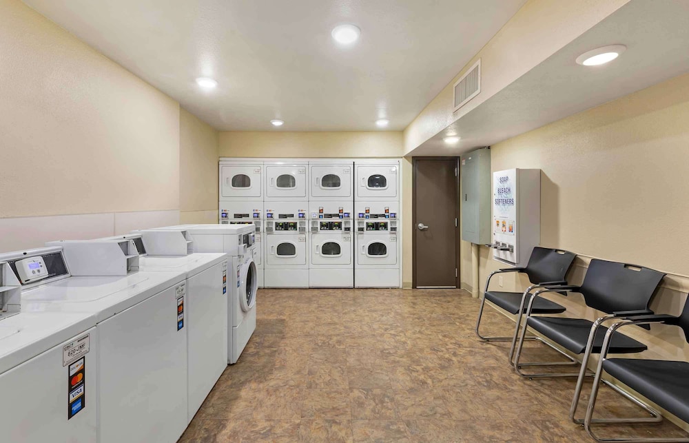 Extended Stay America Select Suites - Cleveland - Airport 24/33