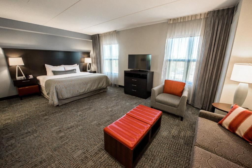Studio, King Bed, Accessible