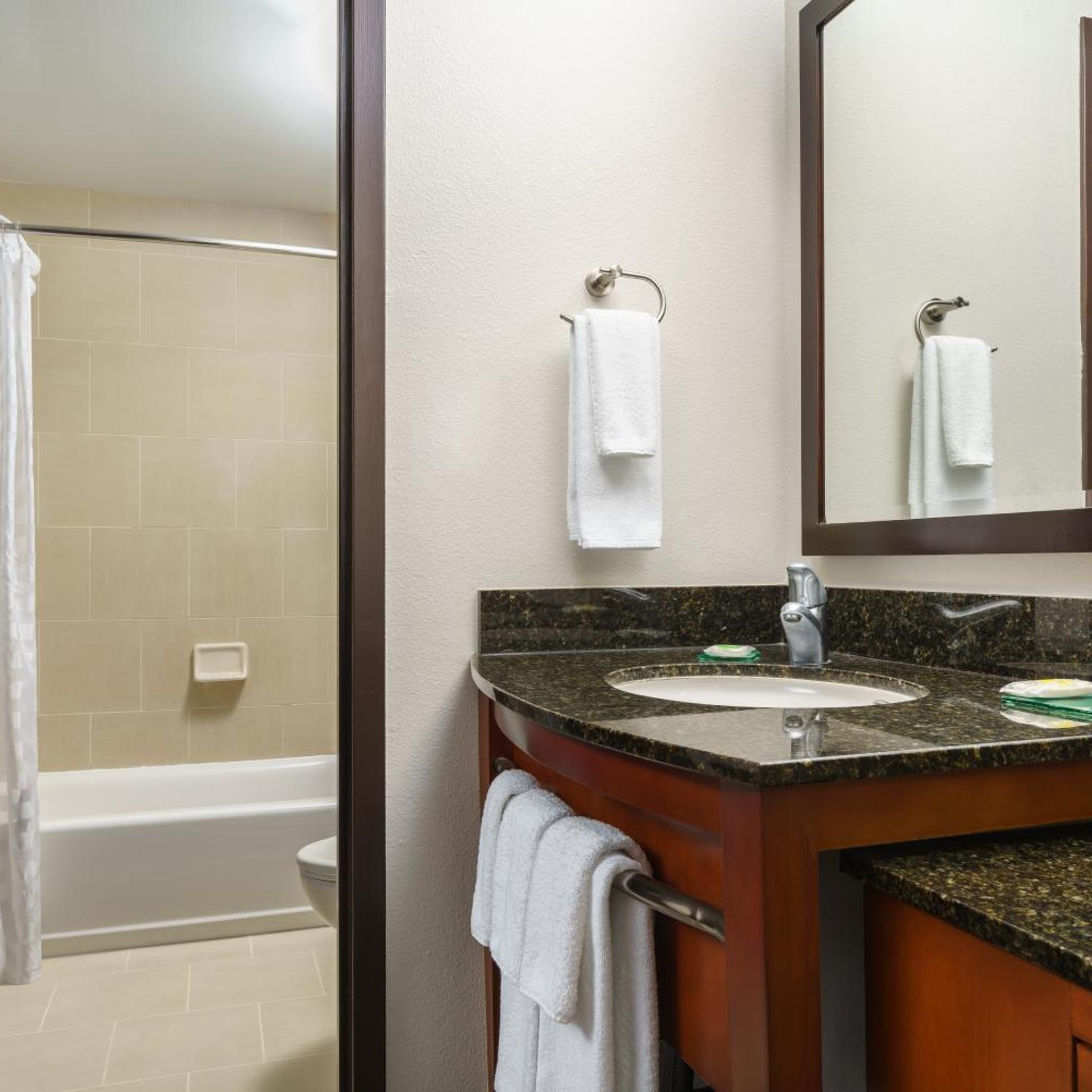 غرفة بسريرين كوين مع أريكة في طابق مرتفع، Hyatt Place Fort Lauderdale Airport - South & Cruise Port 2/2