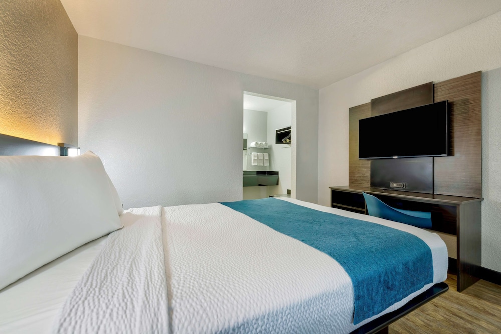 Motel6 Anaheim, CA - Fullerton East 32/59