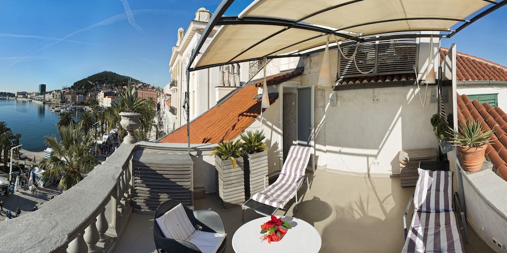 Riva Luxury Suites 4/50