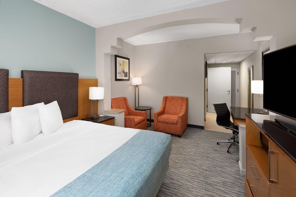 SUITE, KING BED, ACCESSIBLE