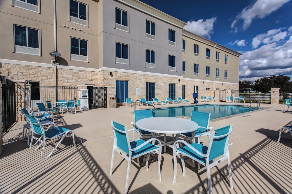 Holiday Inn Express & Suites Gatesville N. Ft Hood 61/65