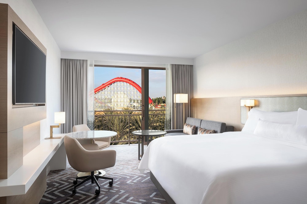 ROOM, KING BED, THEME PARK VIEW, SOFA, ACCESSIBLE