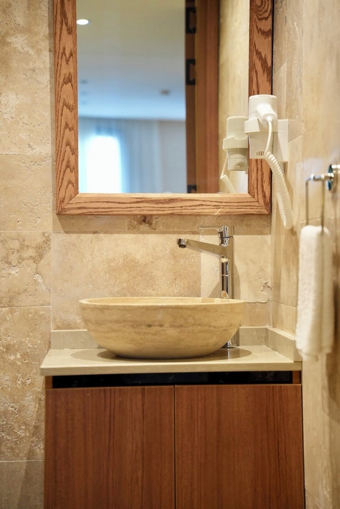 Khalkedon Suite 8/50