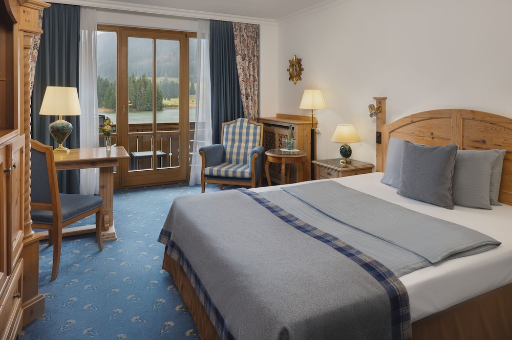 Superior, Queen Bed, Lake View, Balcony
