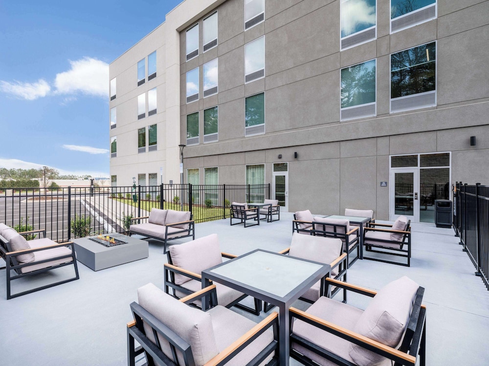 La Quinta Inn and Suites by Wyndham Chelsea 30/35