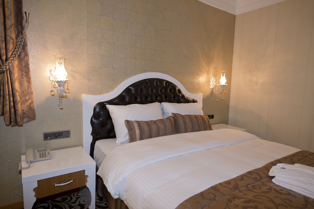 Golden Deluxe Hotel 11/39