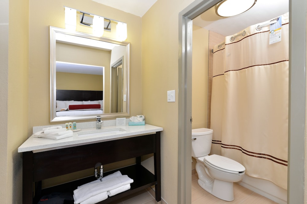 Quality Suites Nashville Airport 50/50