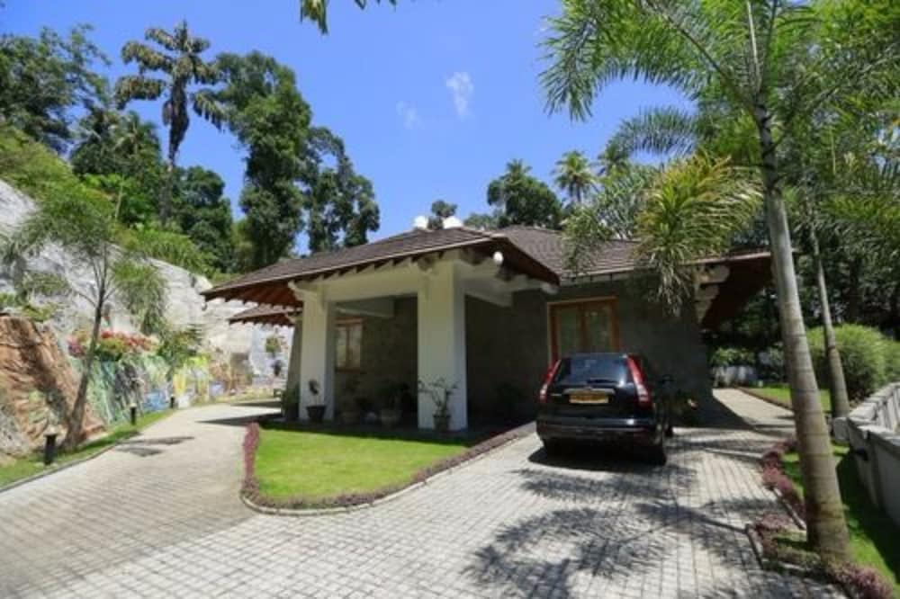 The Sanctuary Boutique Bungalow Kandy 12/16