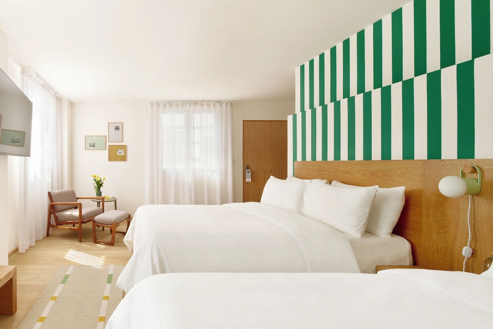 Suite, 2 Double Beds, Street View