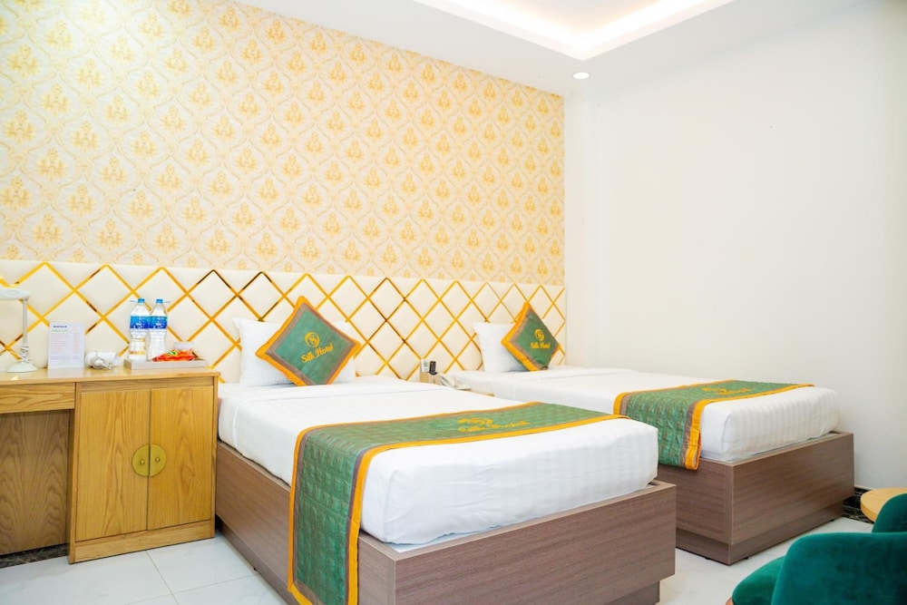 RedDoorz Plus near Tan Son Nhat airport 2 15/50