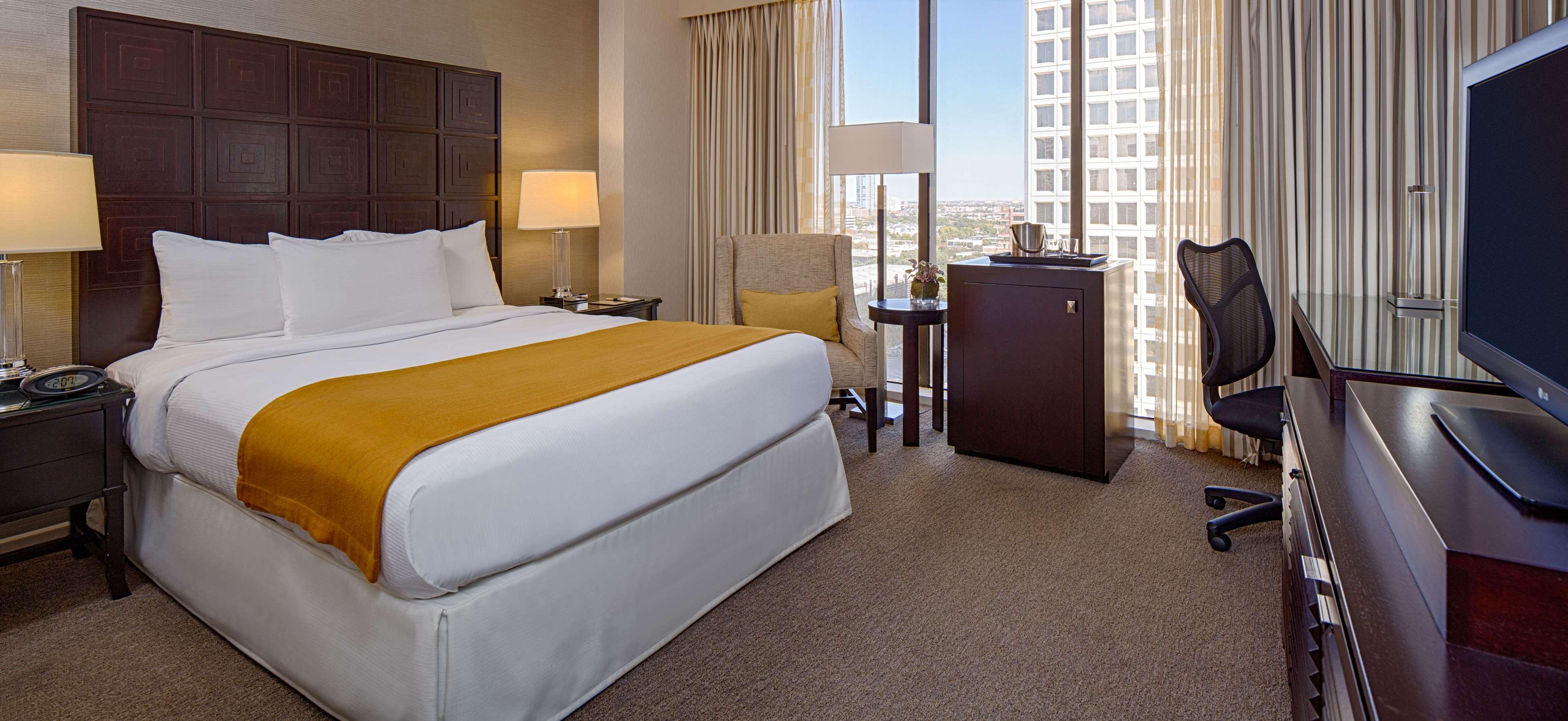 ROOM, QUEEN BED, DELUXE FLOOR