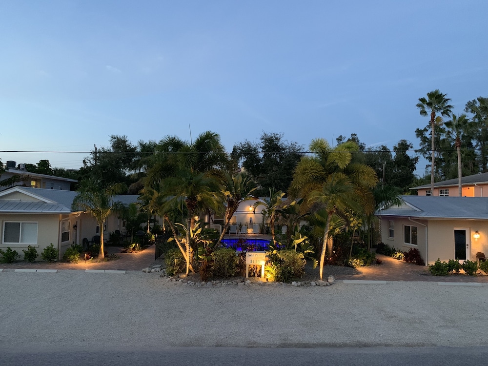 Twin Palms at Siesta 1/50