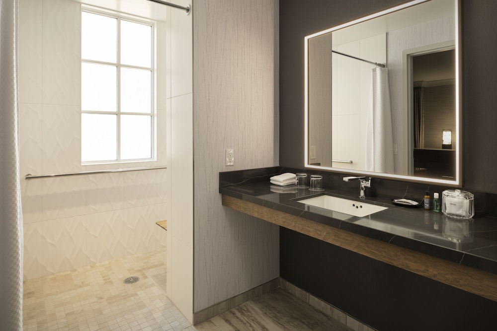 جناح بسرير كوين مع أريكة لذوي الإعاقة
