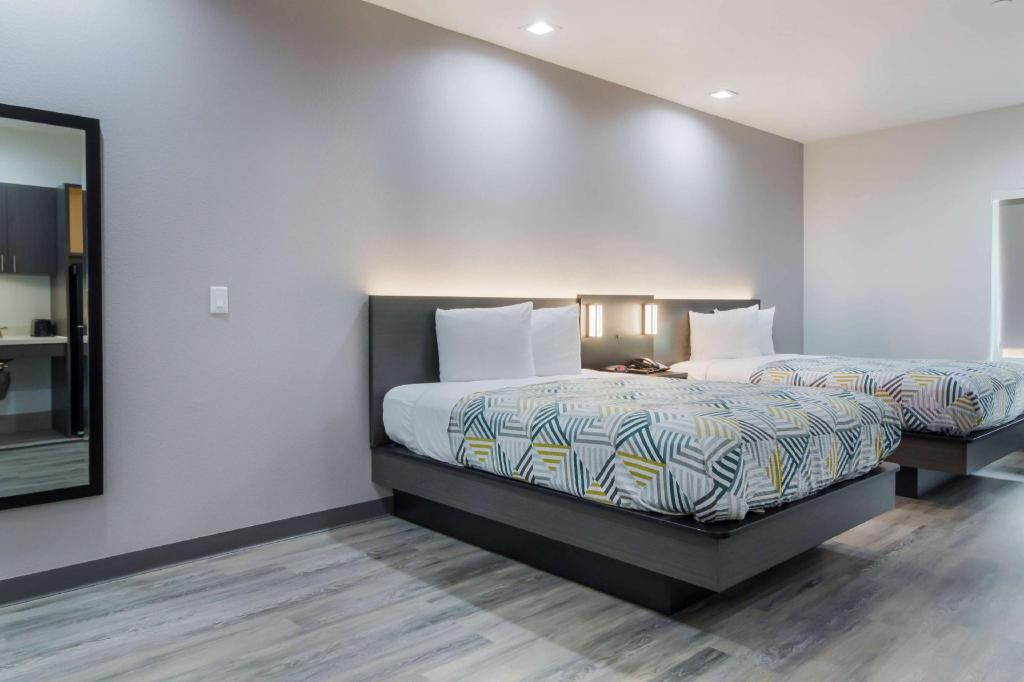 2 Queen Beds - Mobil Access RI Shr Nsmk Ktchn