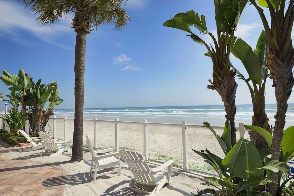 Days Inn by Wyndham Daytona Oceanfront 24/37