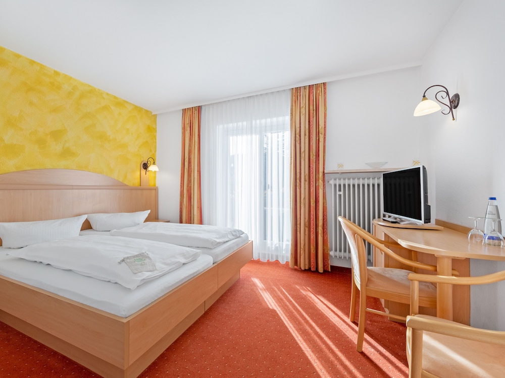 Room, Queen Bed, Balcony