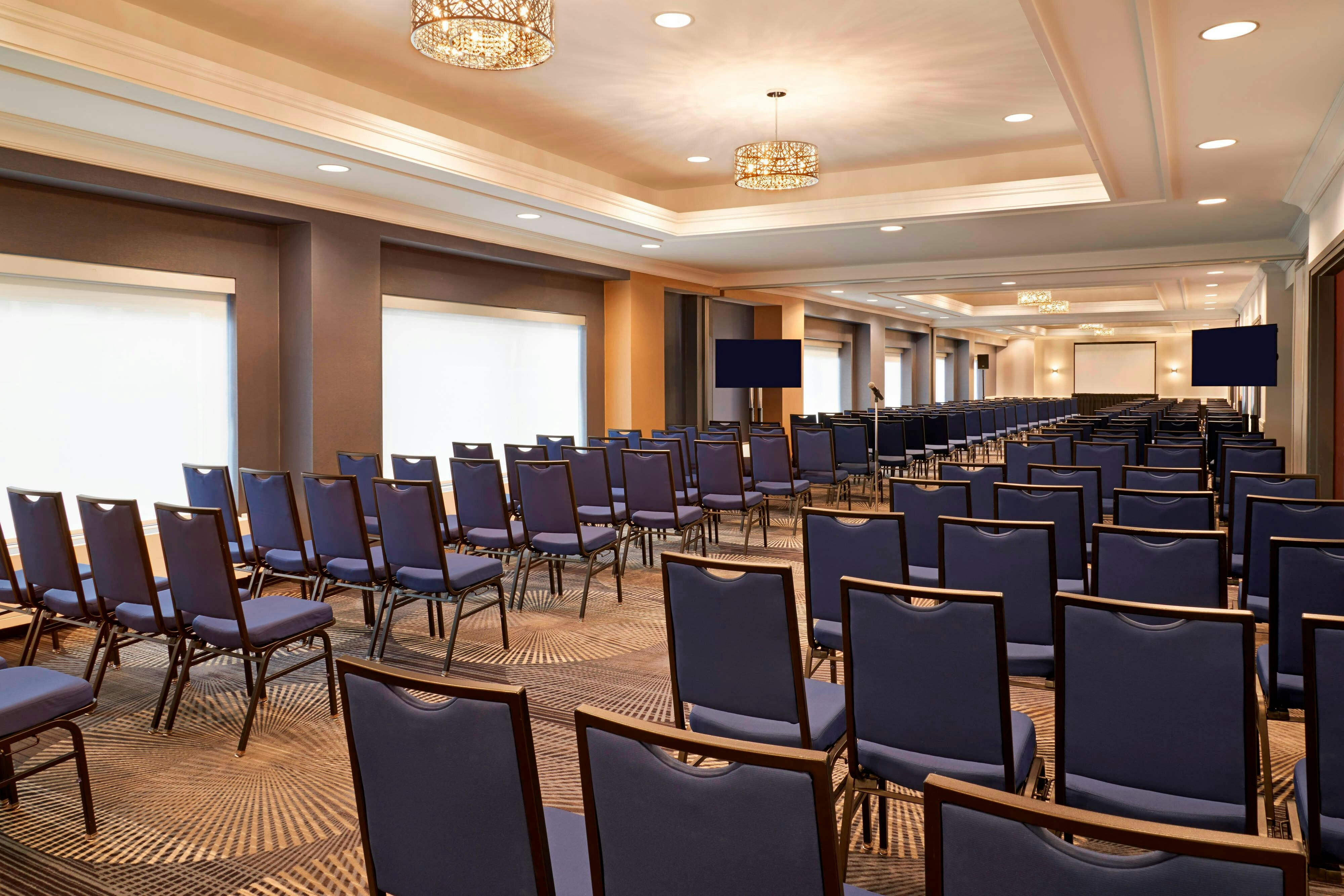Courtyard By Marriott Downtown Toronto 21/25