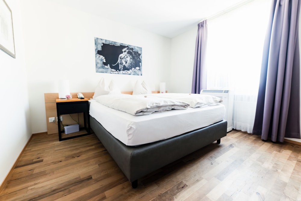 Room, Queen Bed
