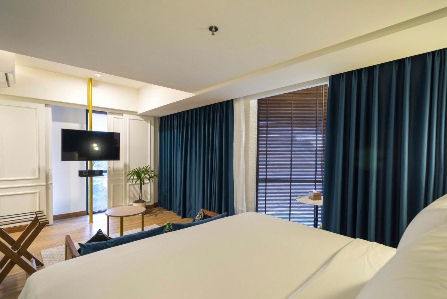 THE CLUB SUITE