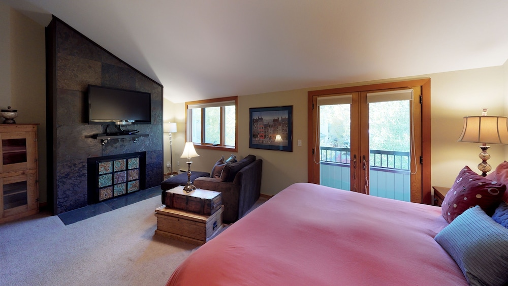 2 Bedrooms, Condo, Gold