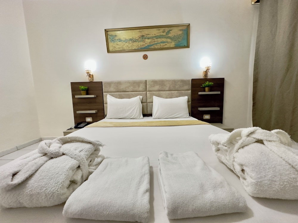 EXECUTIVE, SUITE, QUEEN BED, SOFA