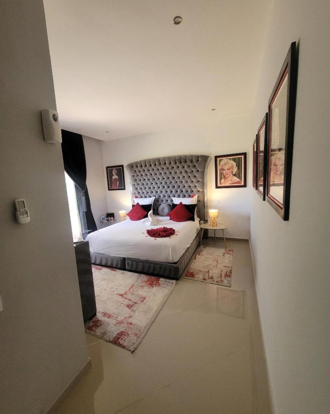 Monroe, Double Bed