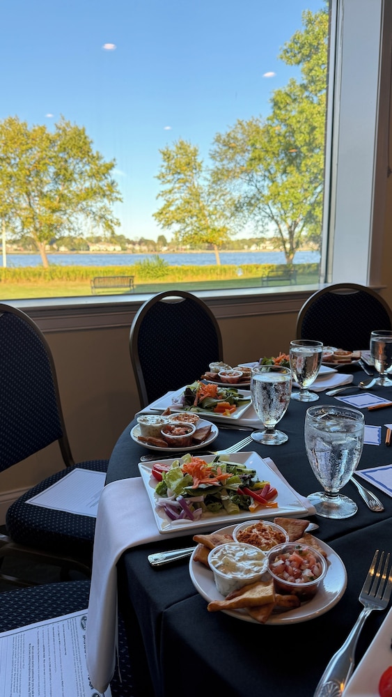Lakeside Inn 53/73