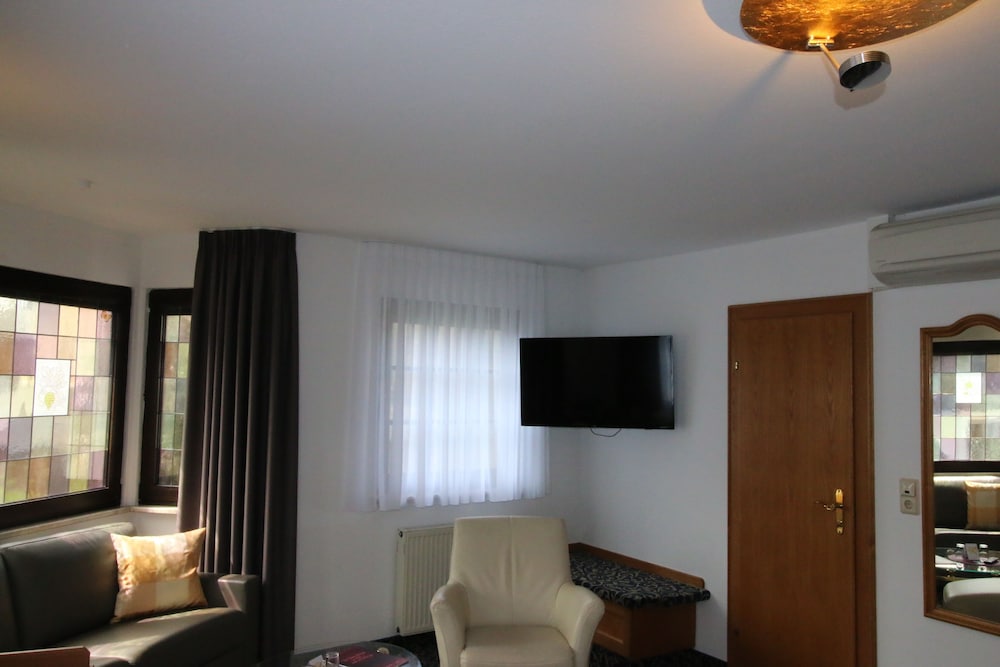 Bruhls Hotel Trapp 33/50