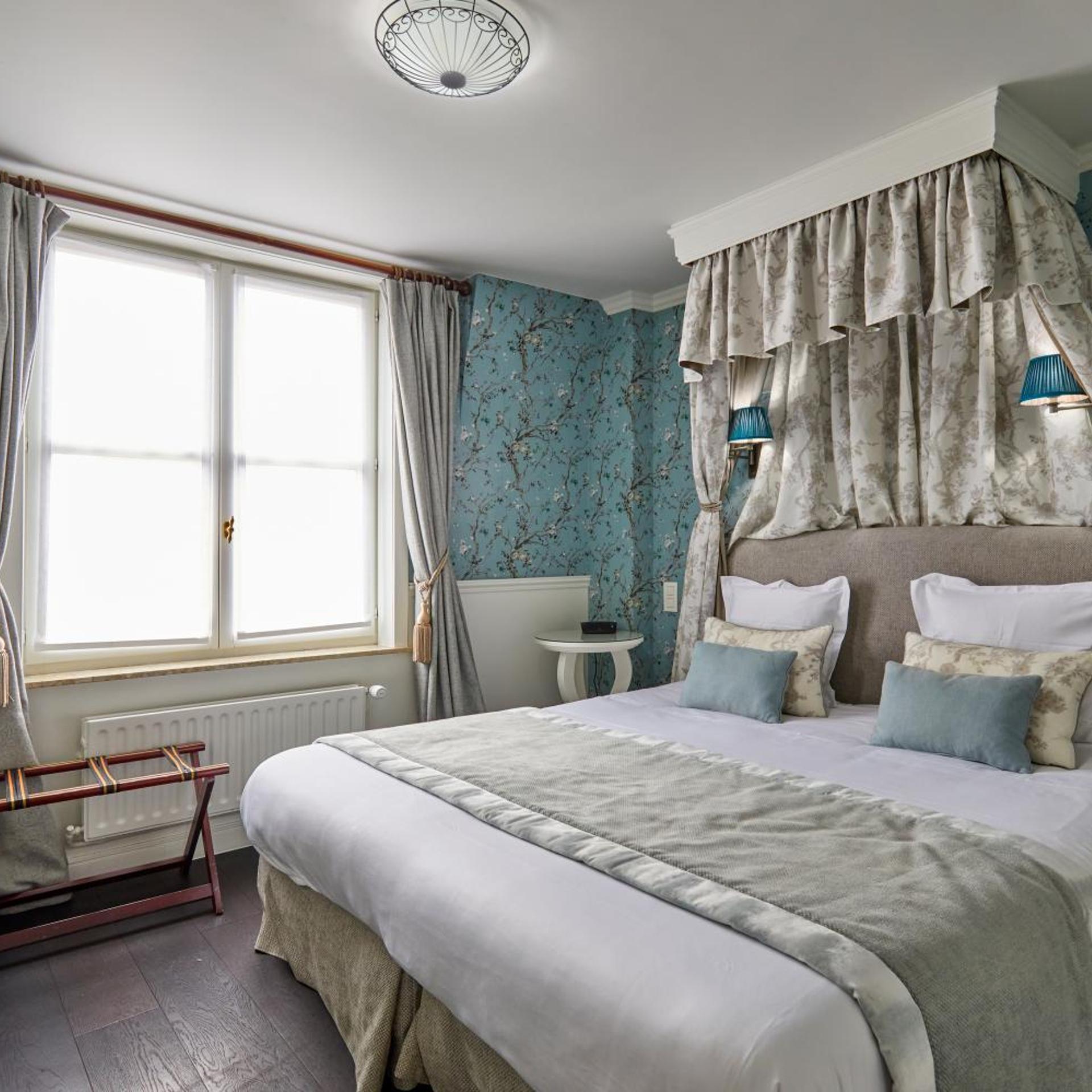 Charming, King Bed