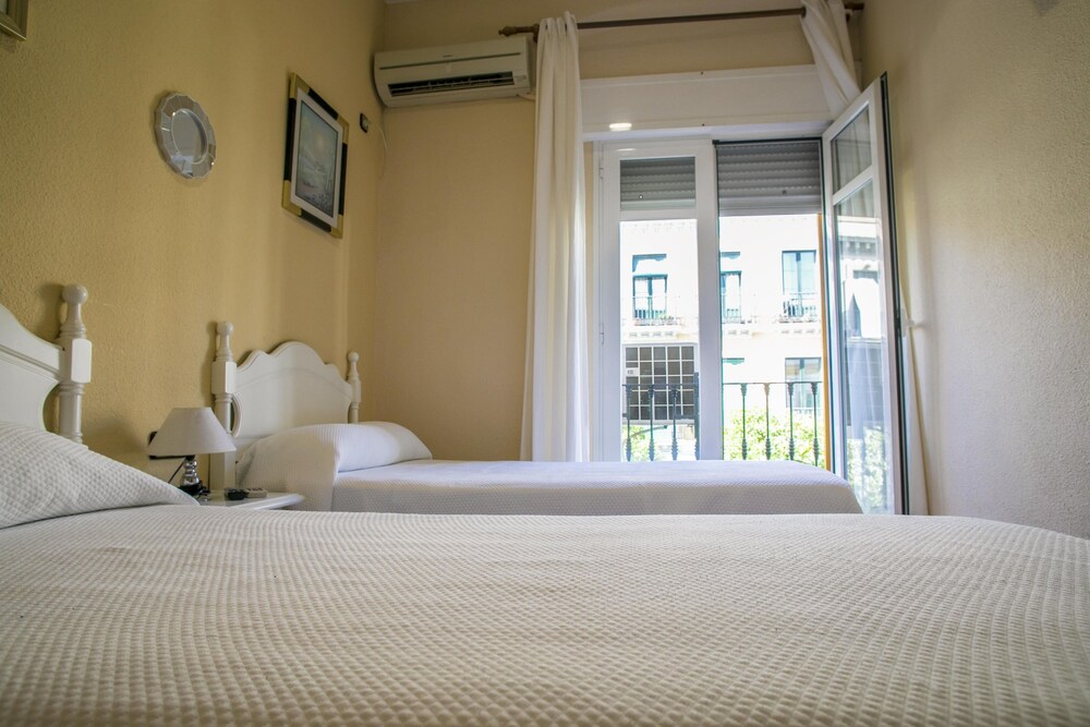 ROOM, TWIN BEDS