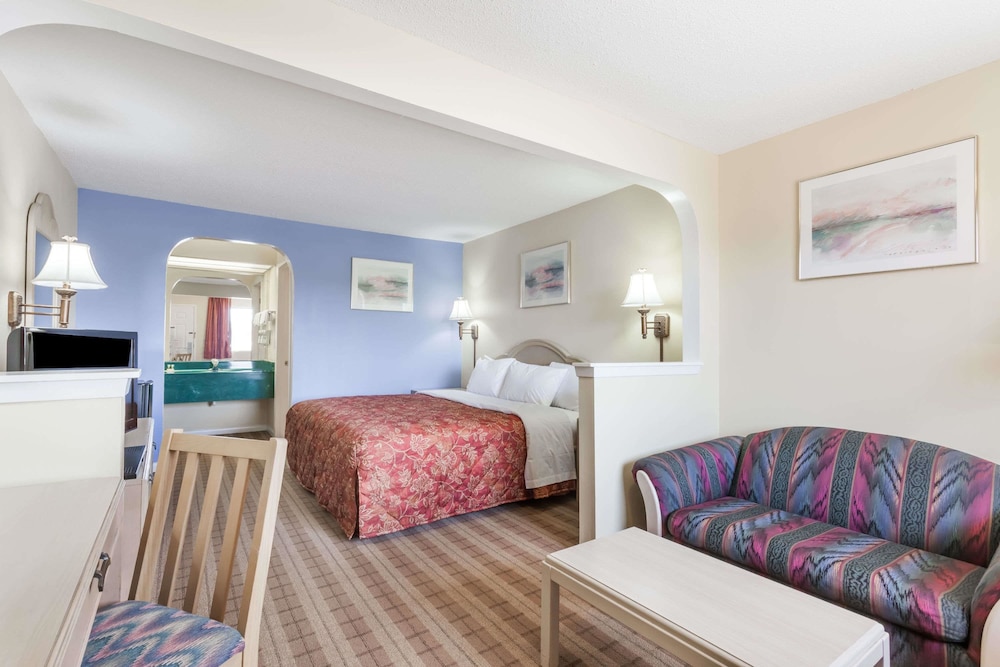 Days Inn by Wyndham Clinton 12/18