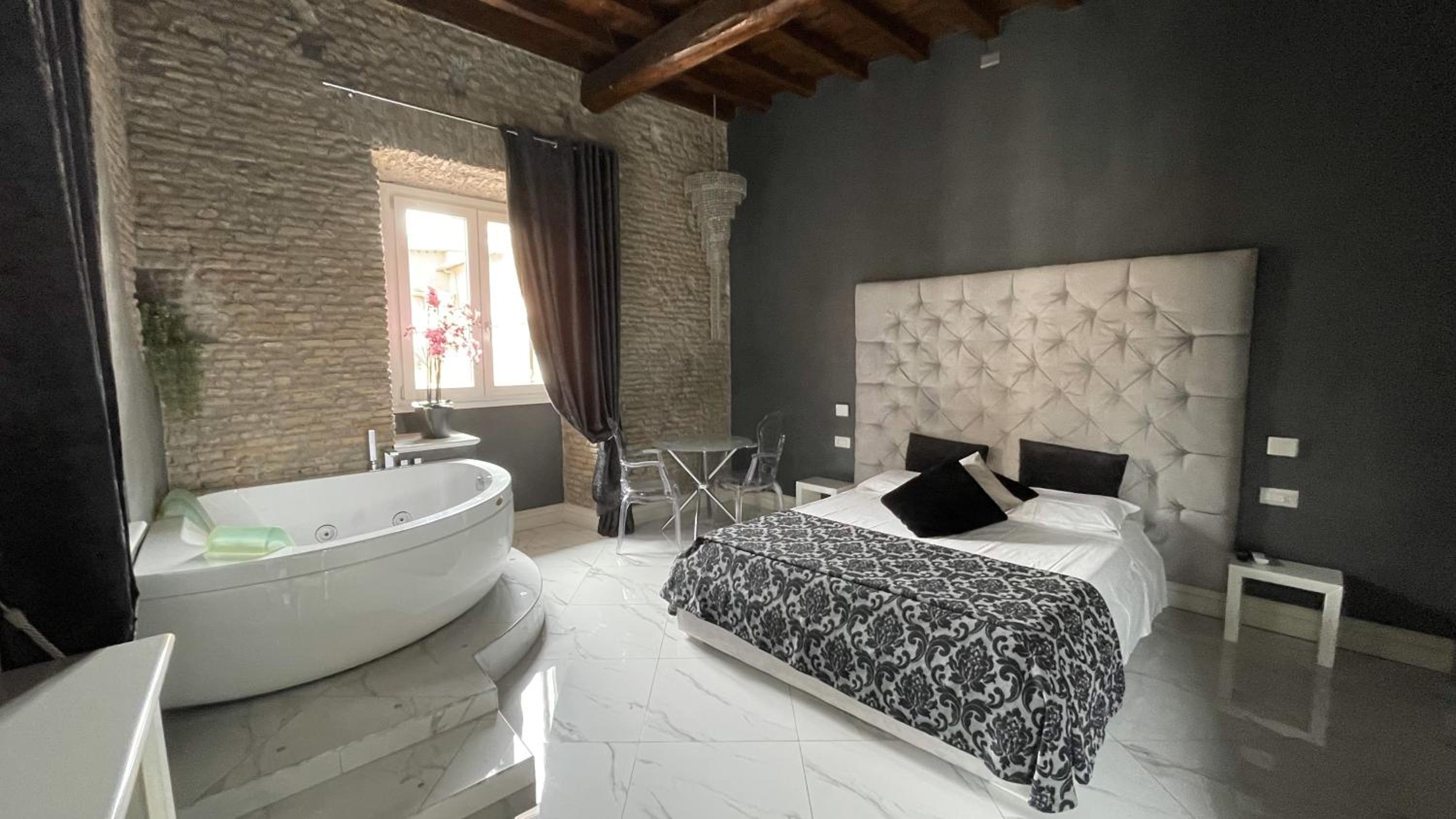 Rhome Luxury Suite 4/25