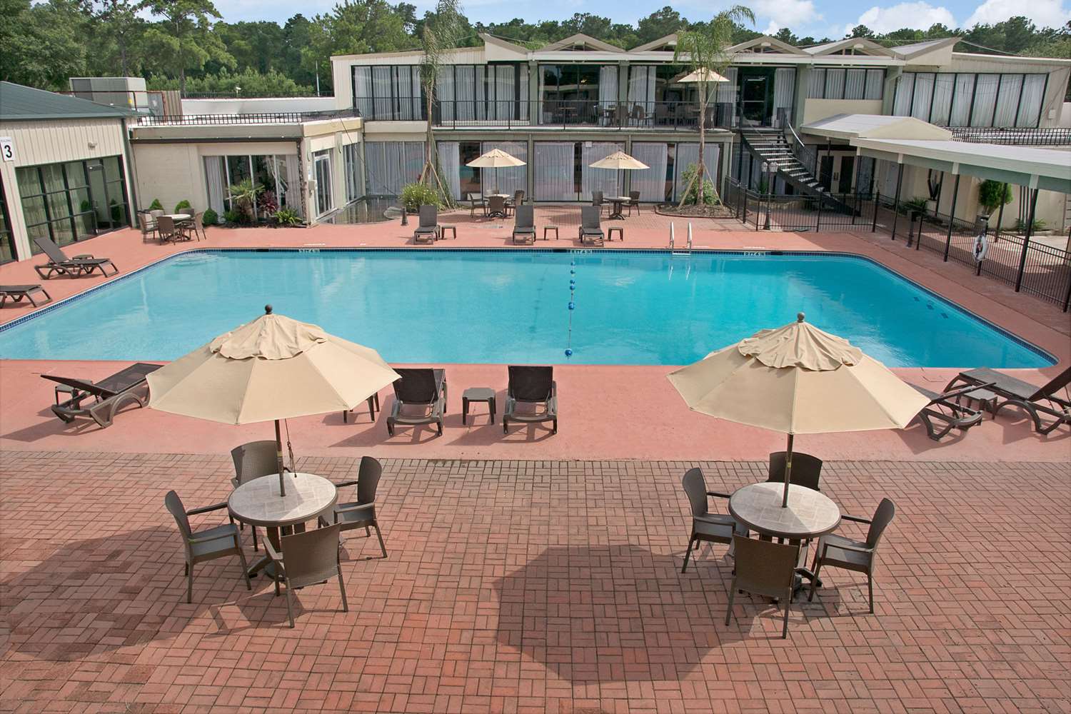 Ramada By Wyndham Houston Intercontinental Airport East 29/33