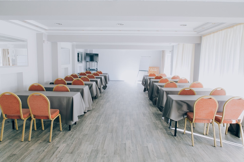 Tzaki Hotel 33/42