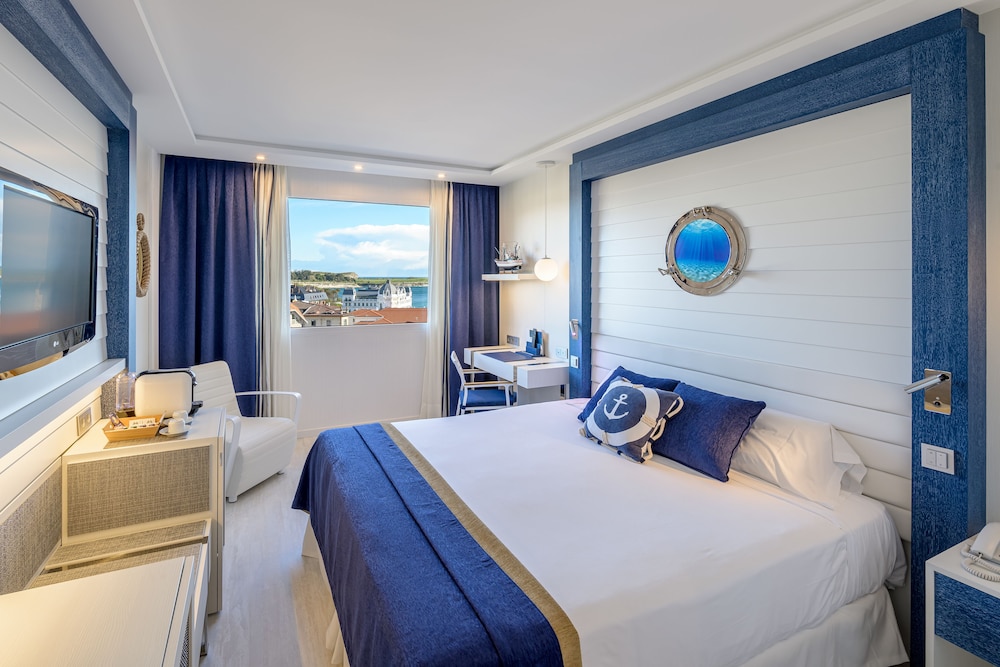 DELUXE, SINGLE, DOUBLE BED, SEA VIEW