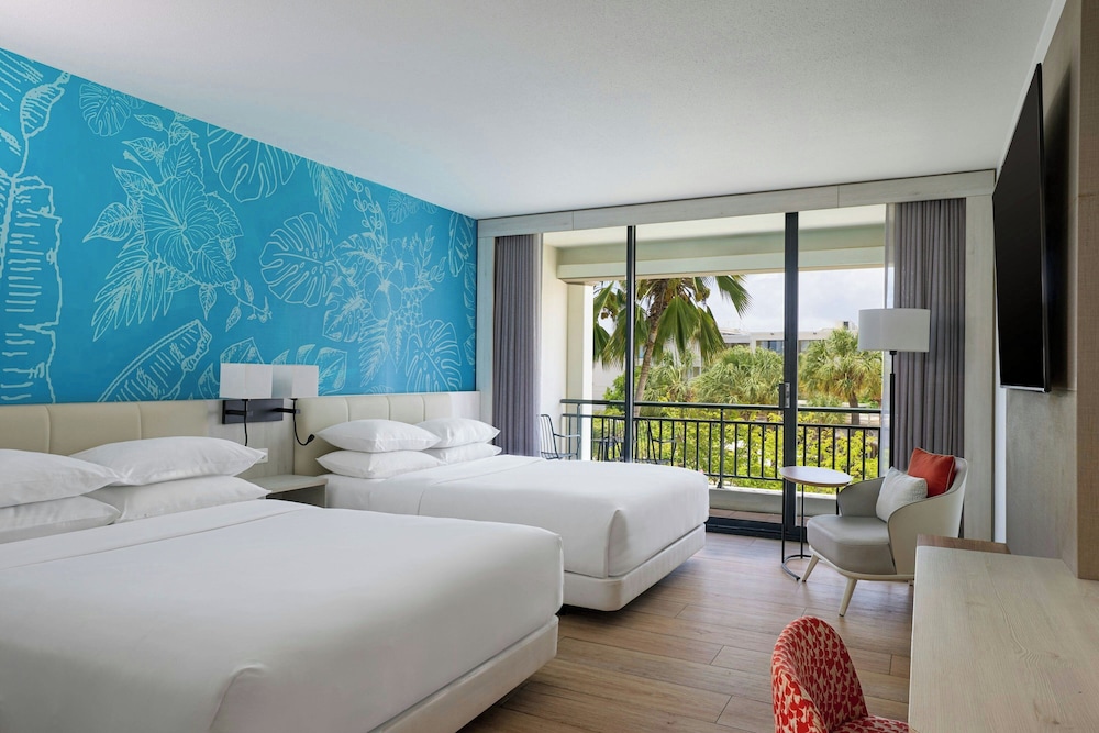 غرفة بسريرين كوين بإطلالة جزئية على البحر، Curacao Marriott Beach Resort 3/7