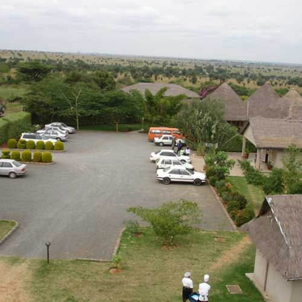 LUKENYA GETAWAY 37/50