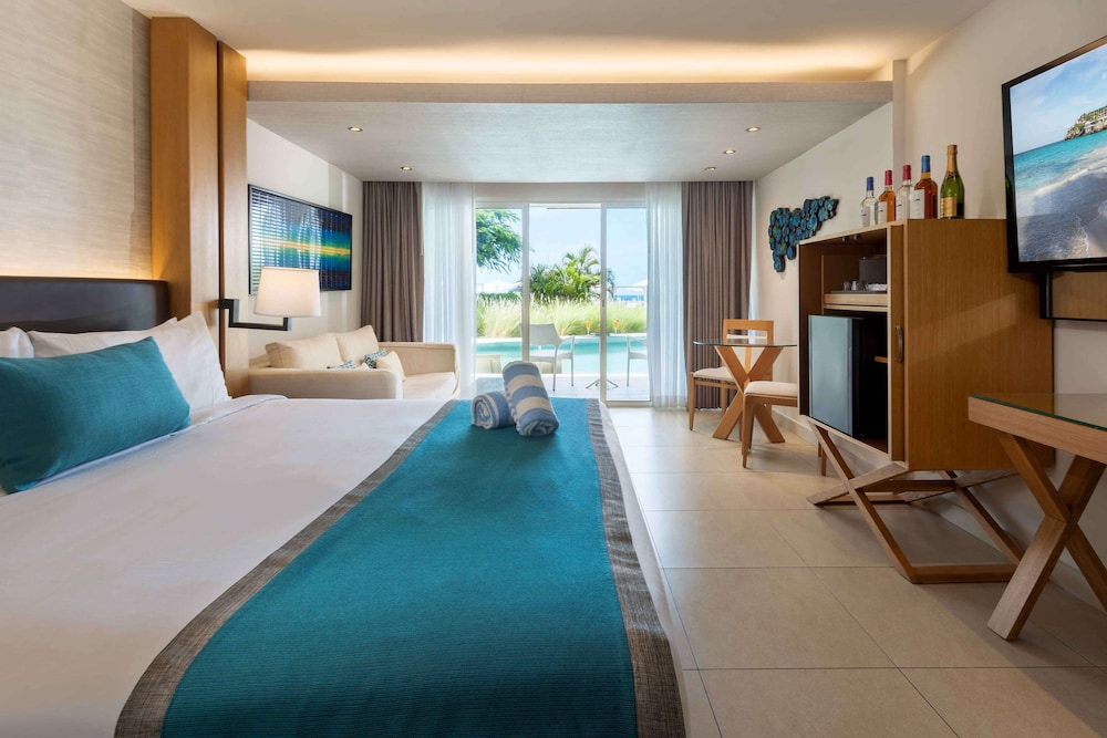 Swim Out, Junior Suite, King Bed, Pool View