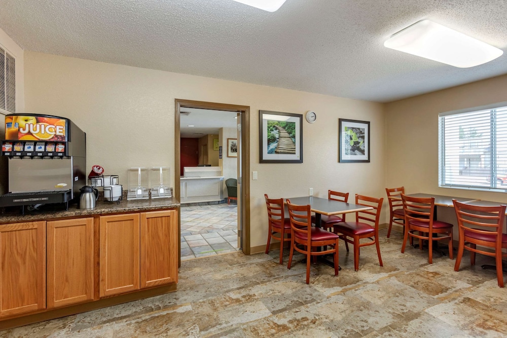 Econo Lodge Belle Fourche, SD 26/36