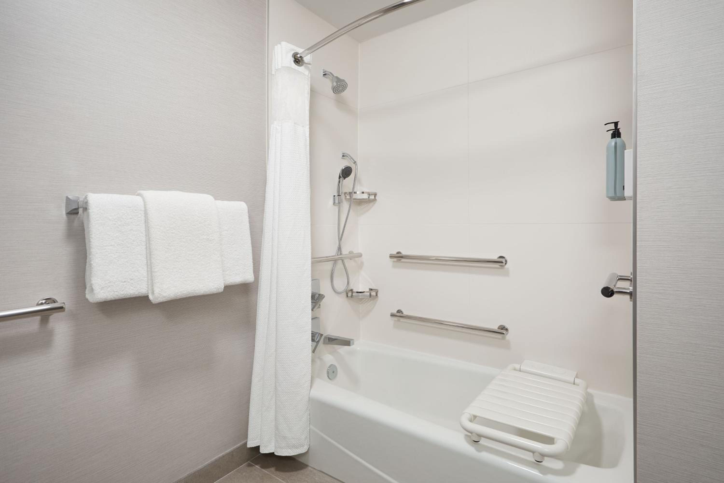غرفة بسريرين مزدوجين بحوض استحمام لذوي الإعاقة، Courtyard by Marriott Kansas City Overland Park/Metcalf, South of College Boulevard 6/7