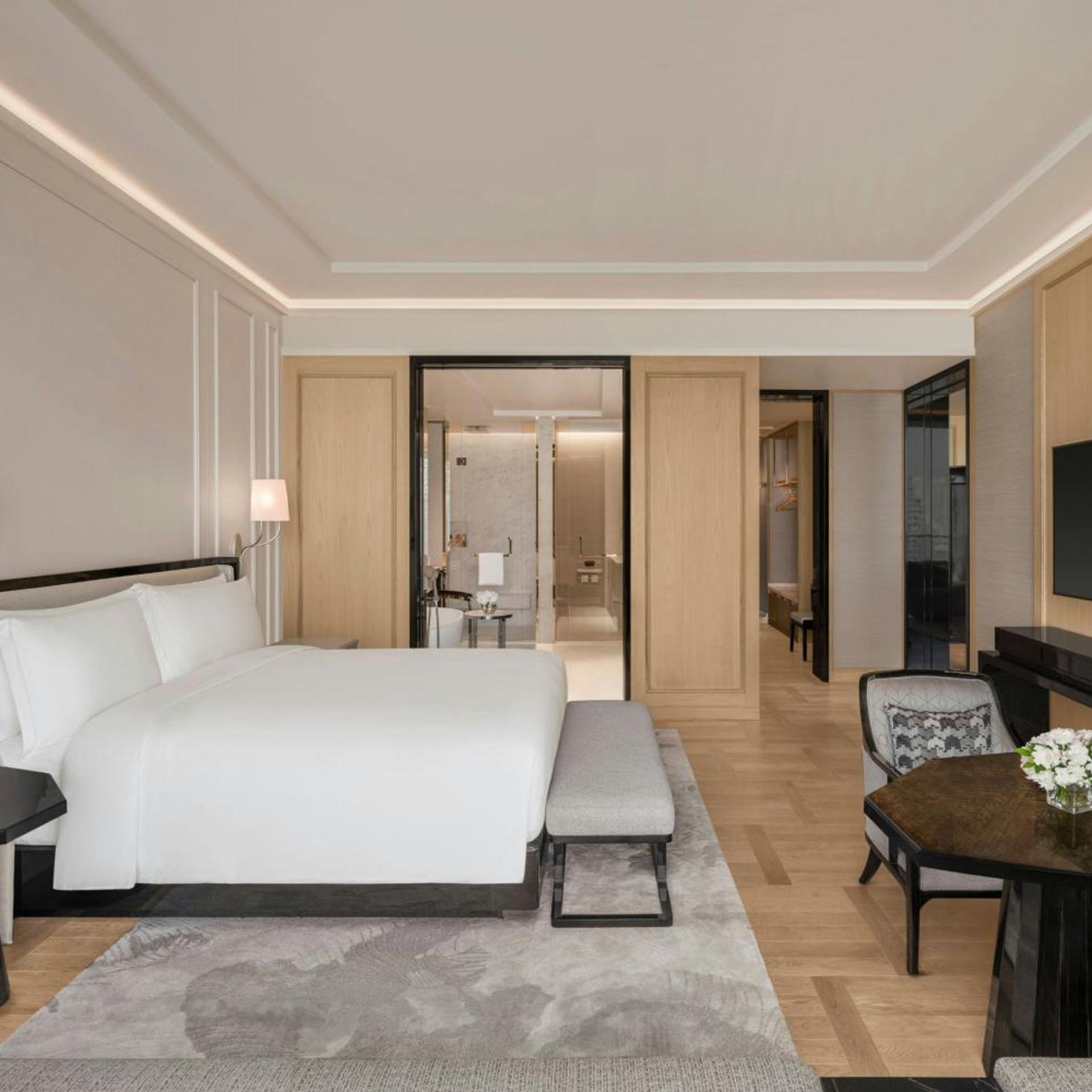 Gardenia, Suite, King Bed, Club Lounge Access