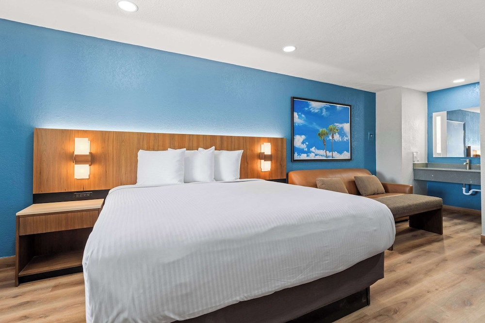 Econo Lodge Inn & Suites Sealy 33/52