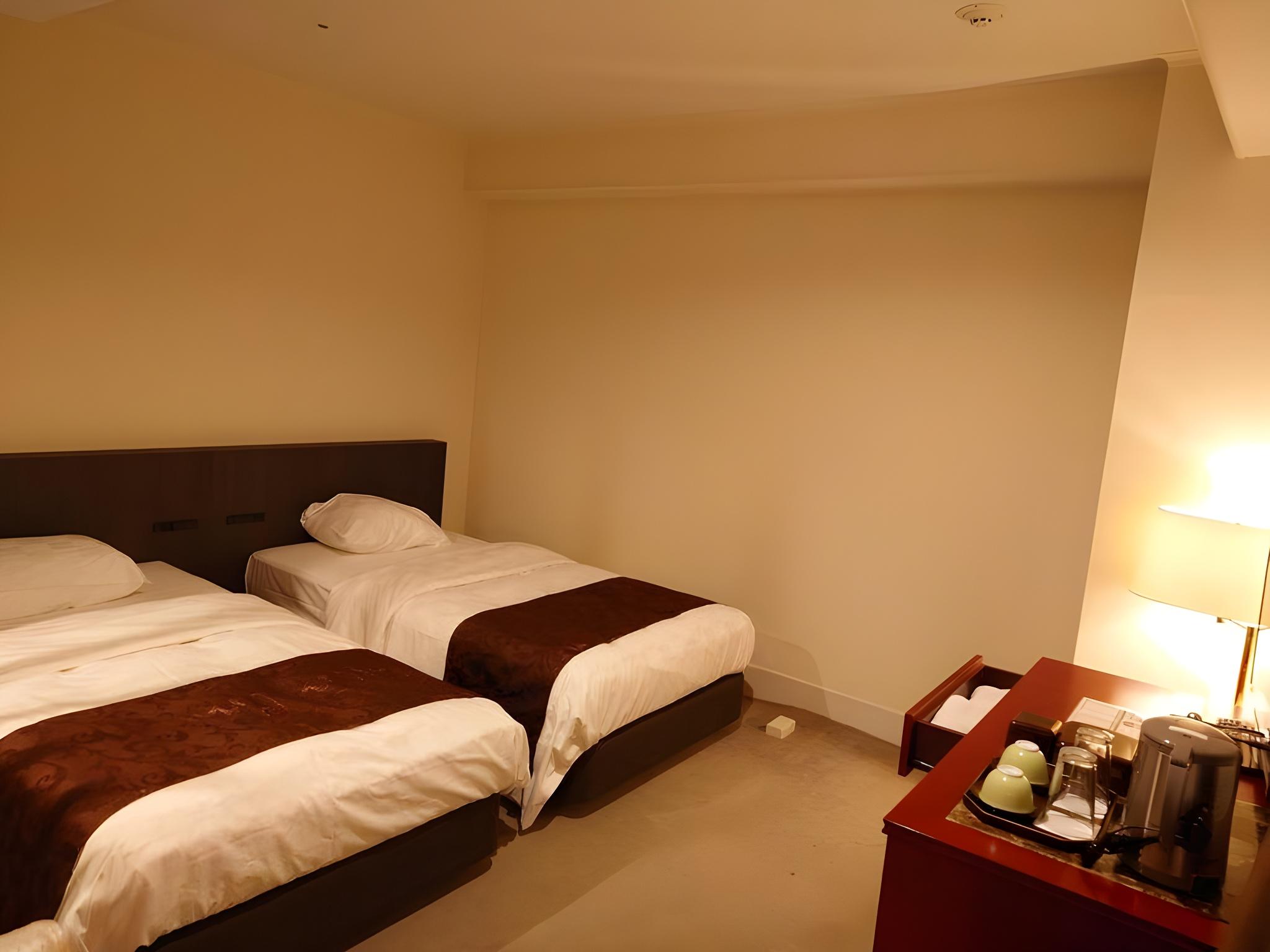 Ambassador, Twin Beds