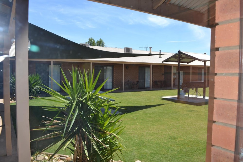 Ashleigh Court Motor Inn 40/53