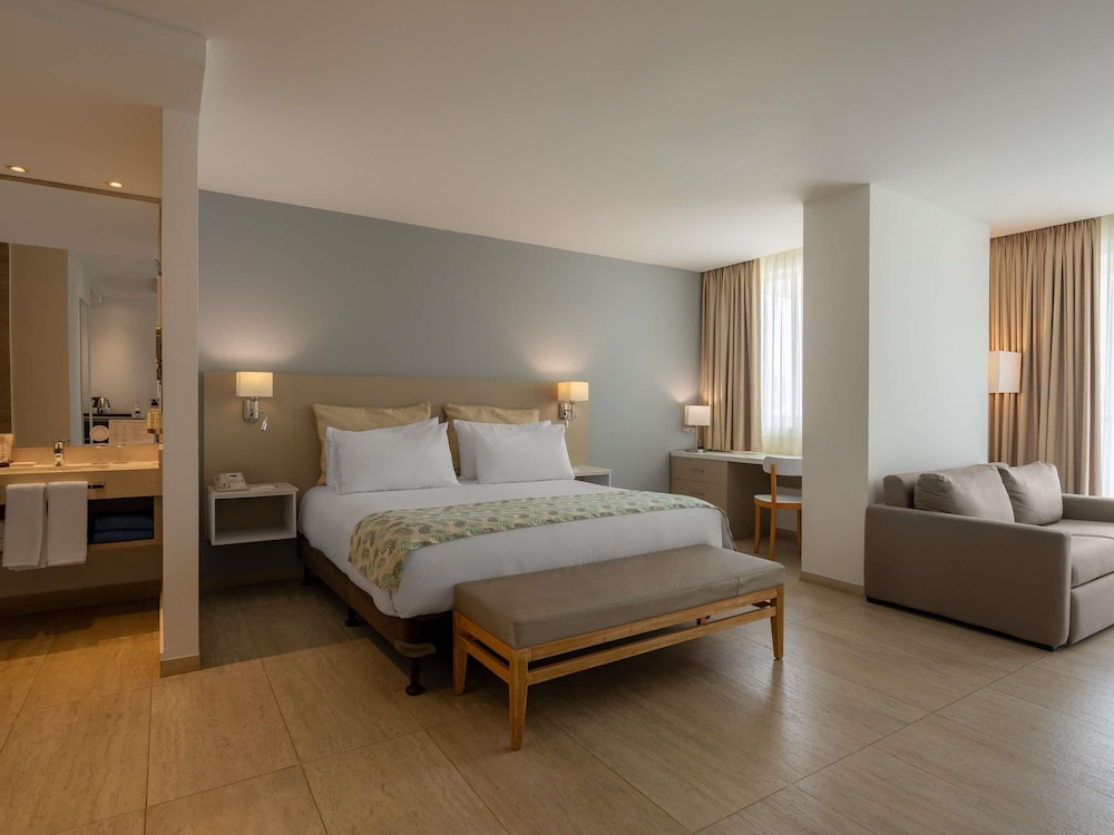 Deluxe, Queen Bed, Sofa, Mercure Santa Marta Emile 10/10