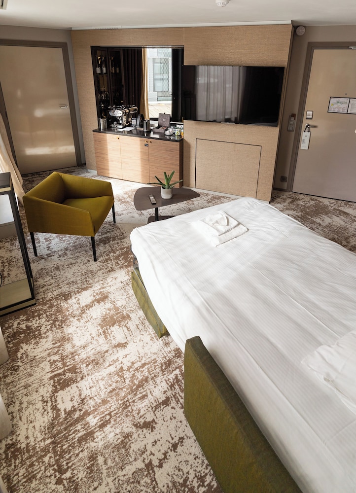 Room at Radisson Blu CDG Airport Terminal Hotel, Paris, TREMBLAY-EN-FRANCE
