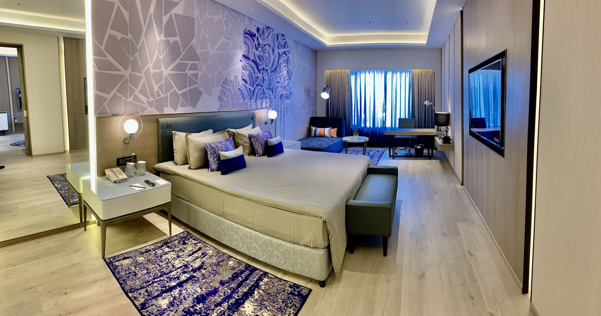 Suite, King Bed, City View
